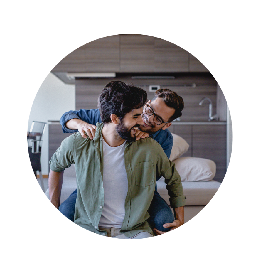 Schules Paar Lachend